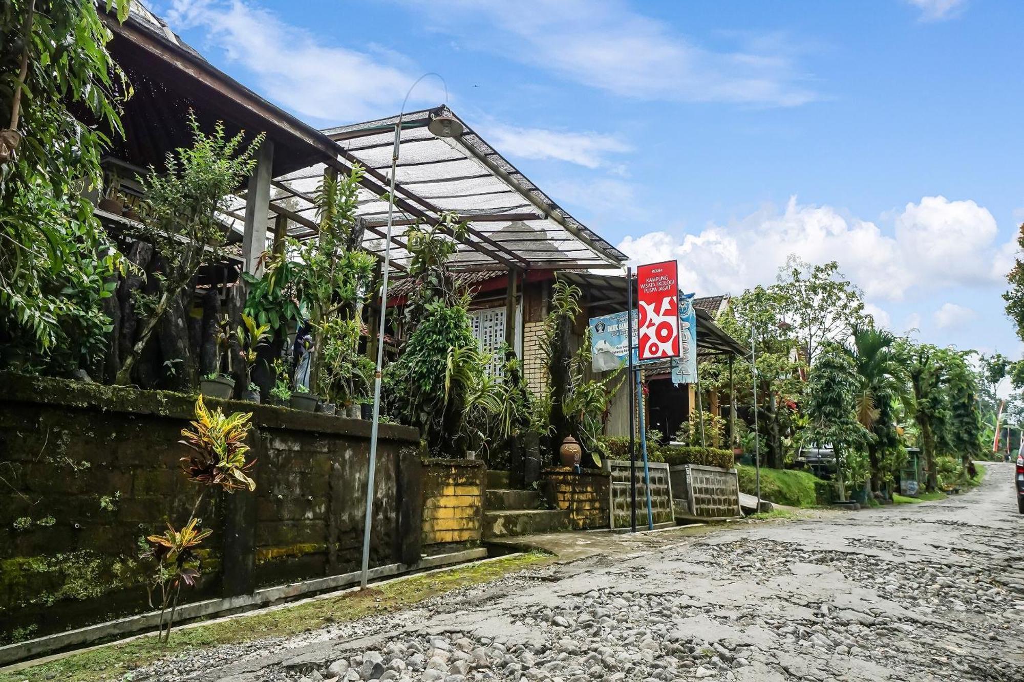 Oyo Homes 90984 Kampung Wisata Ekologi Puspa Jagadneargunung Kelud Blitar Exterior photo