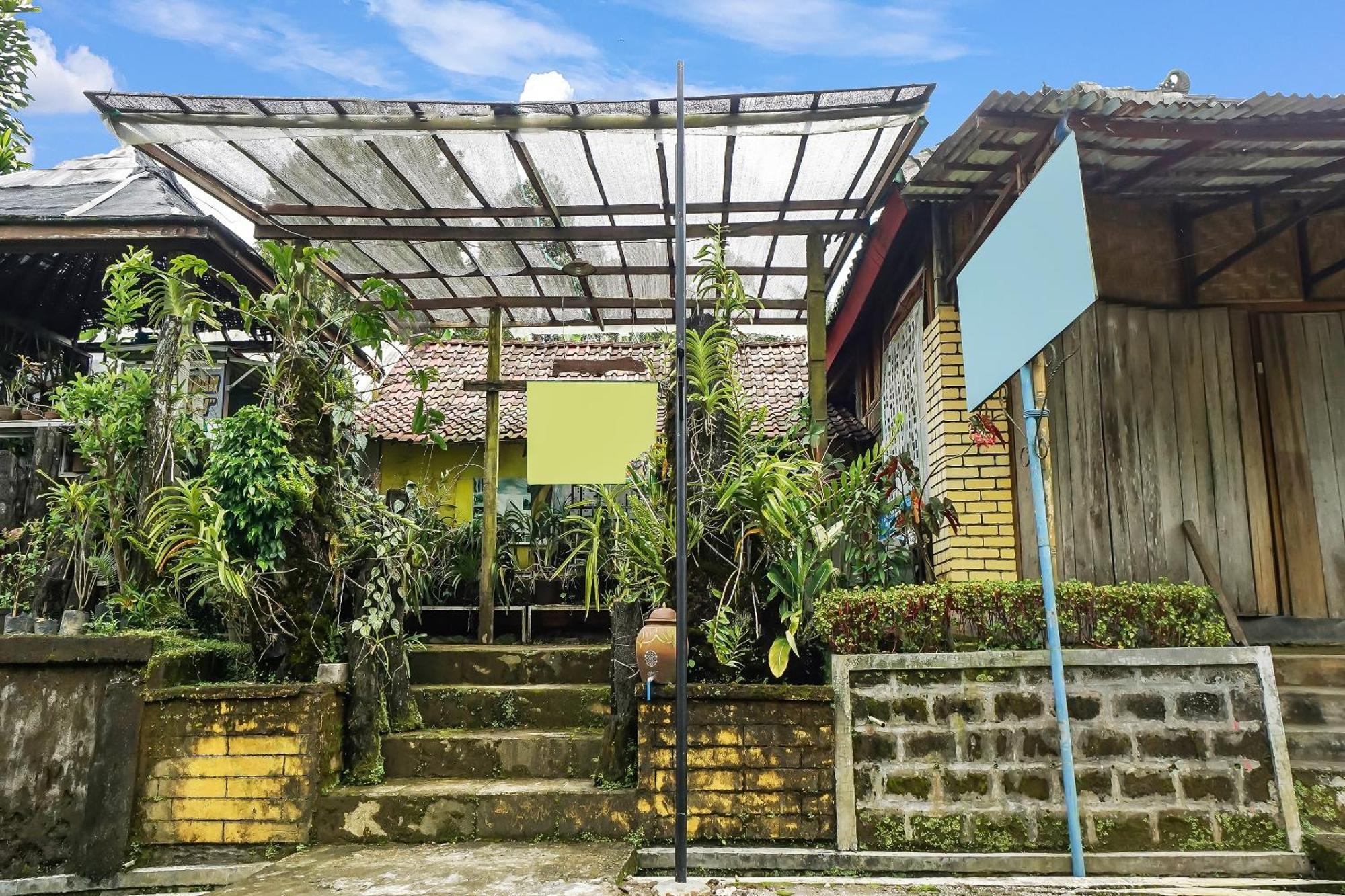 Oyo Homes 90984 Kampung Wisata Ekologi Puspa Jagadneargunung Kelud Blitar Exterior photo